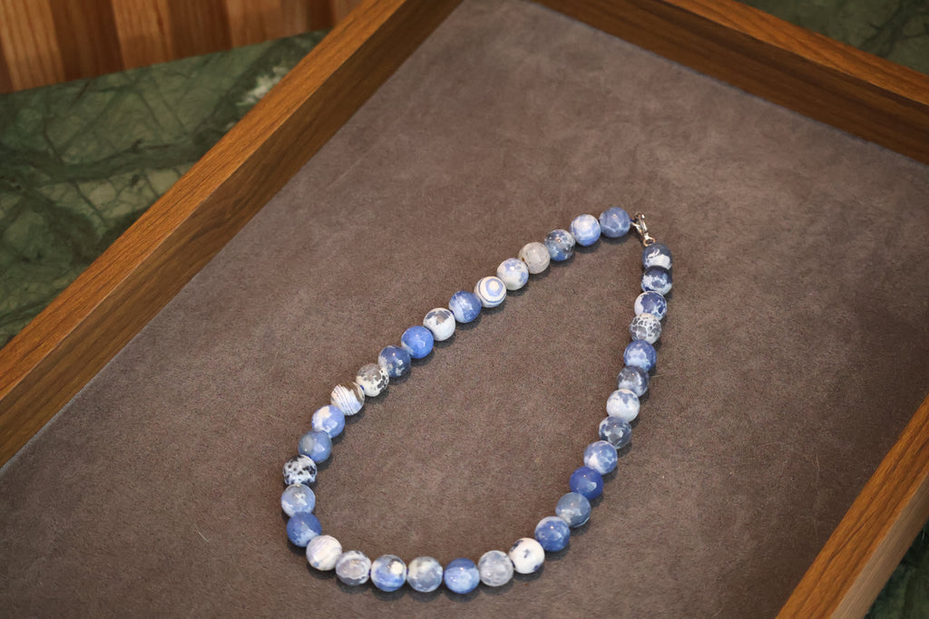 Blue and white ágatha choker