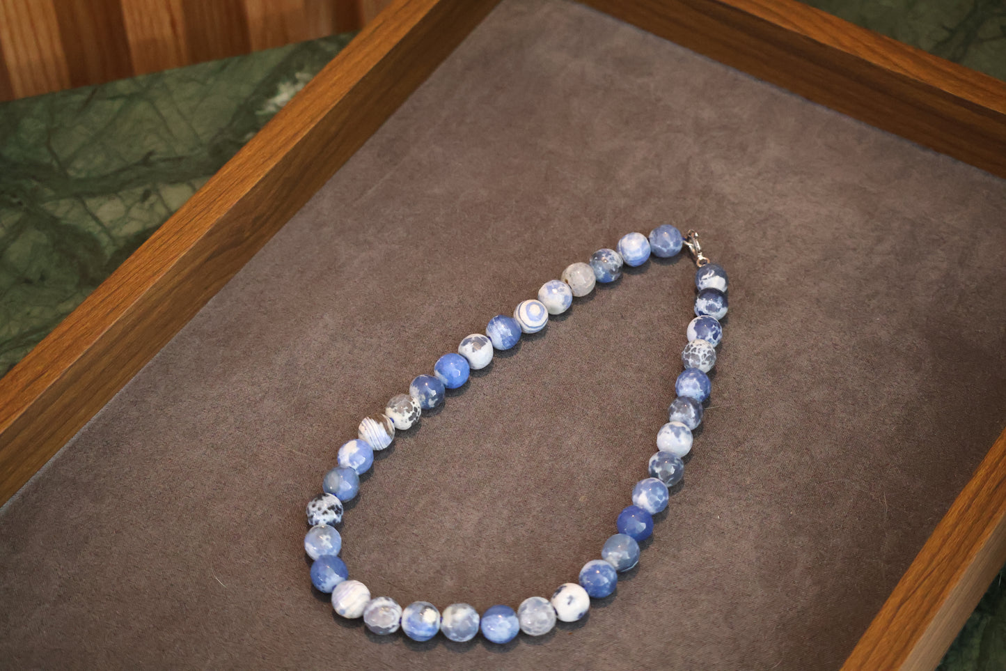 Blue and white ágatha choker