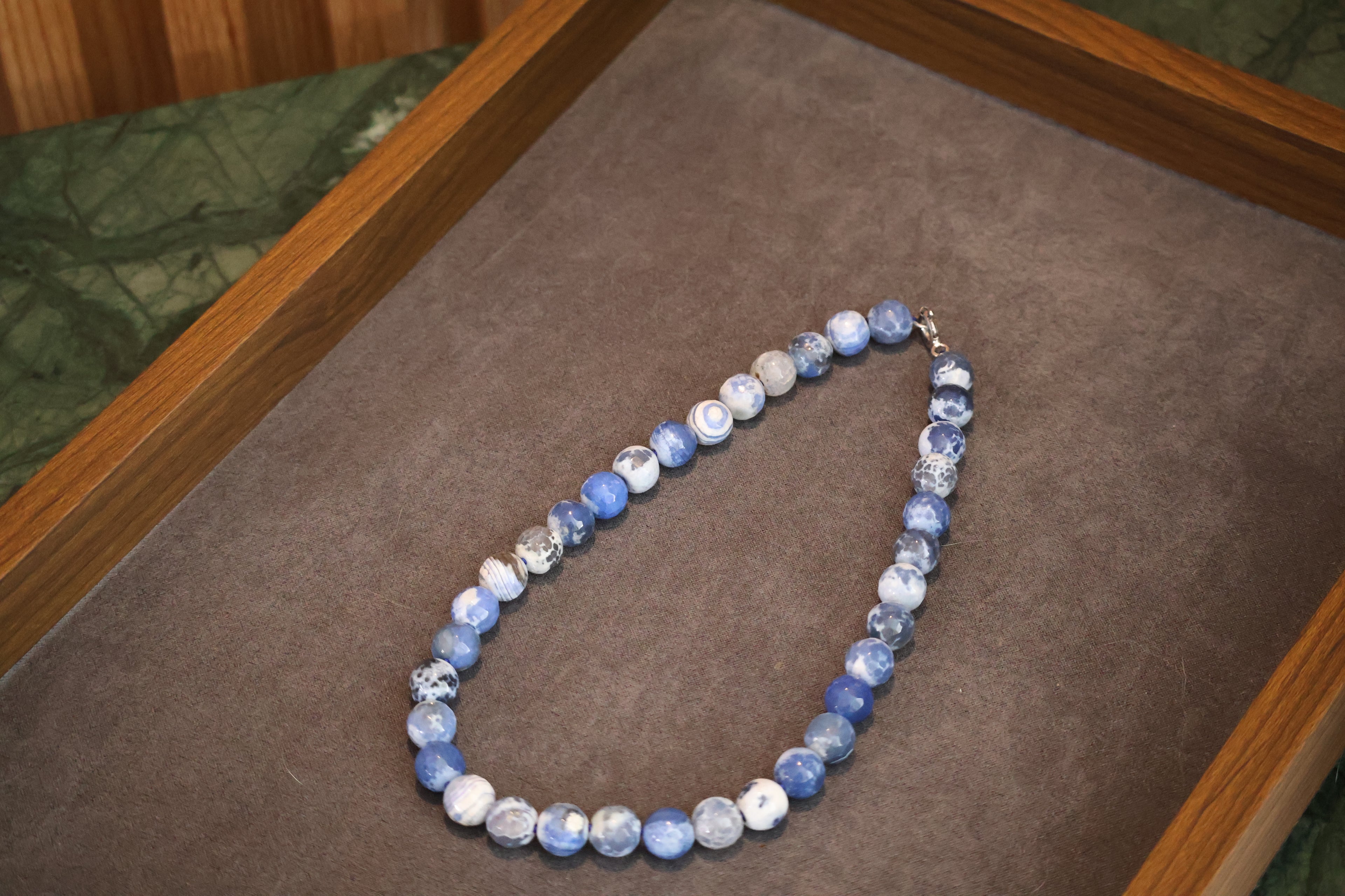 Blue and white ágatha choker