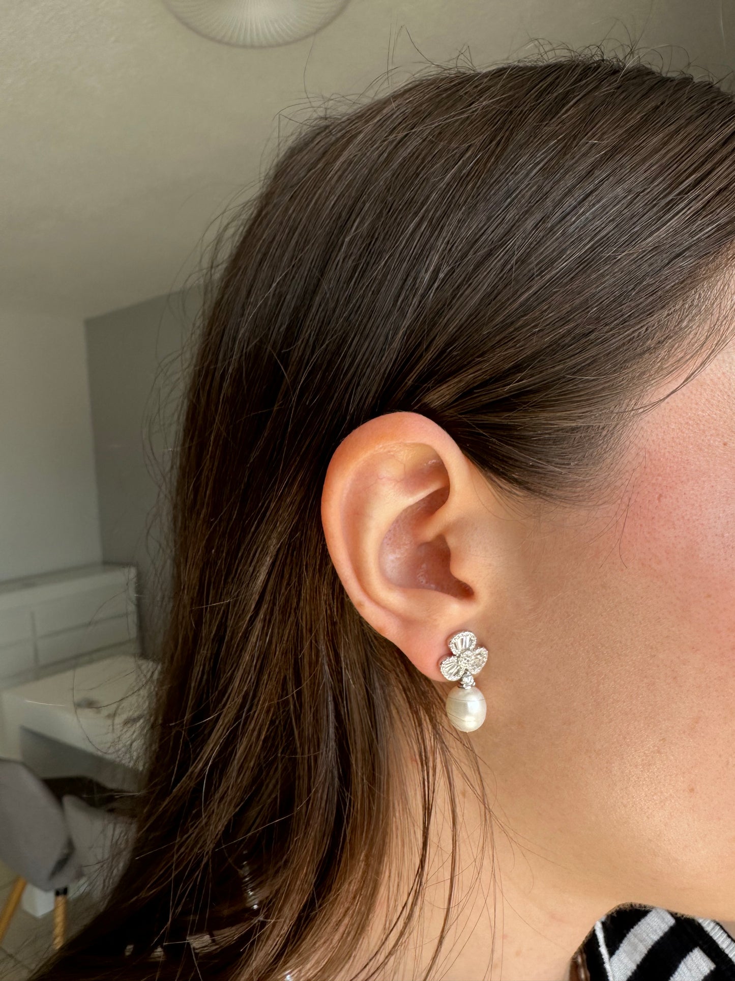 Flower pearl drop earring