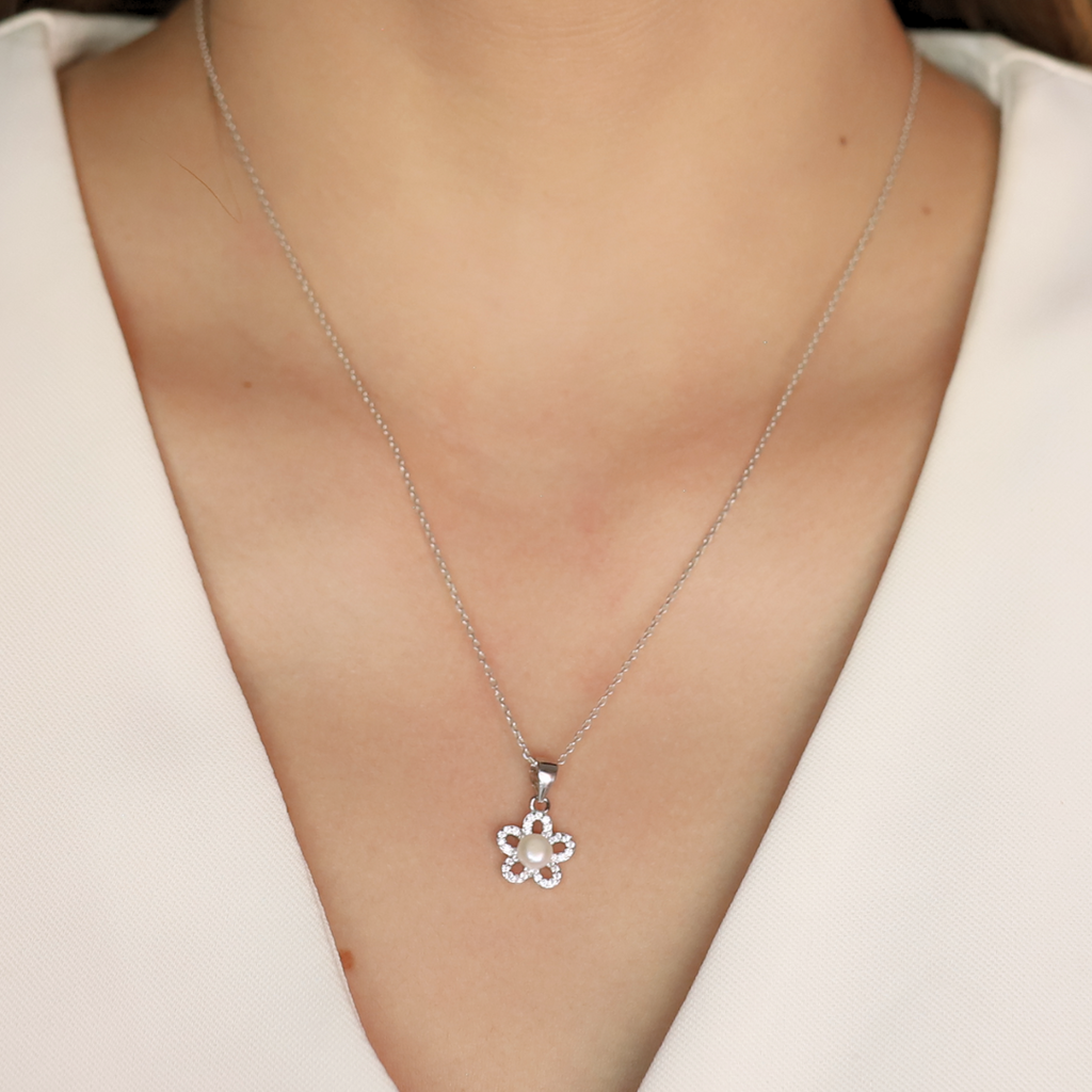 Small flower pearl necklace