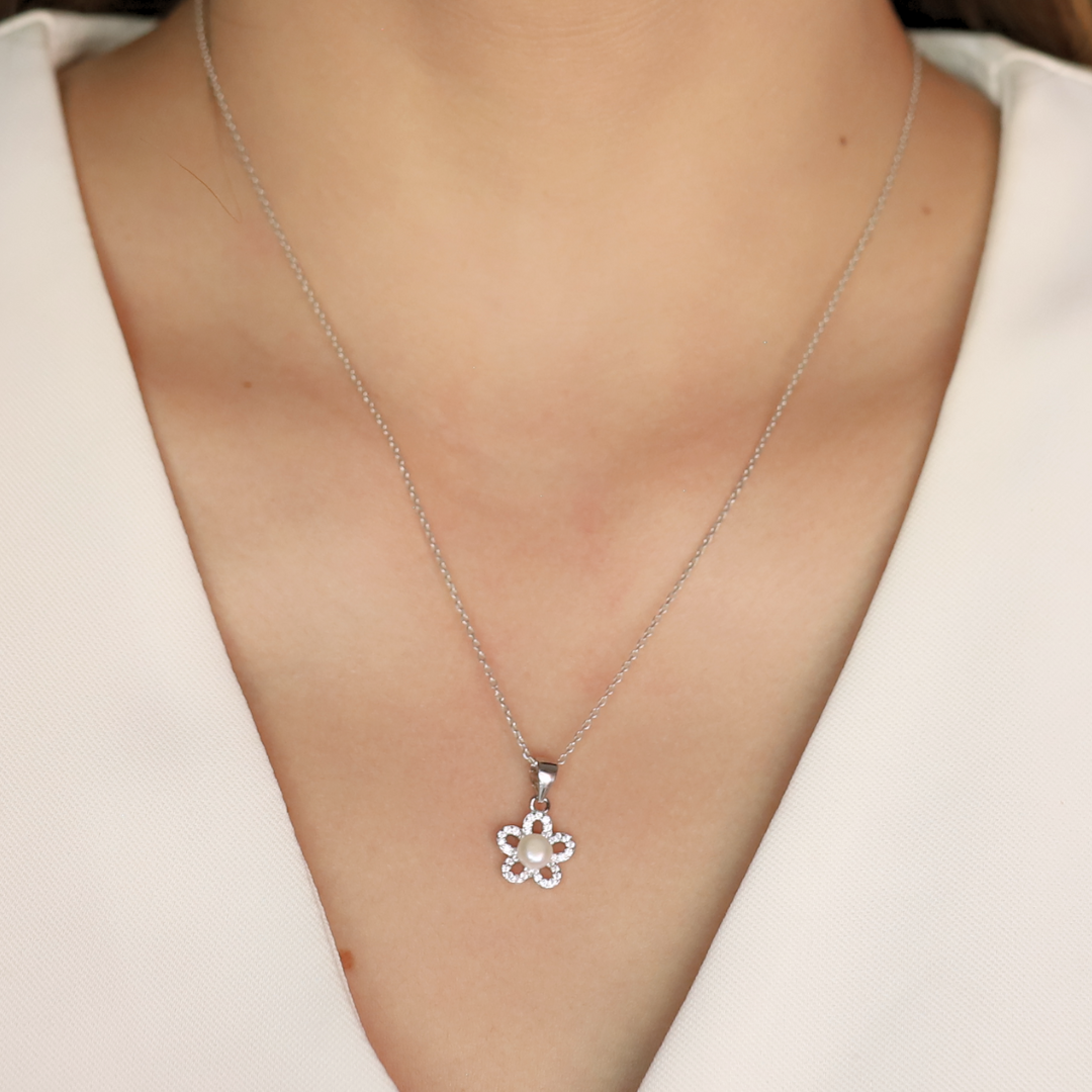 Small flower pearl necklace
