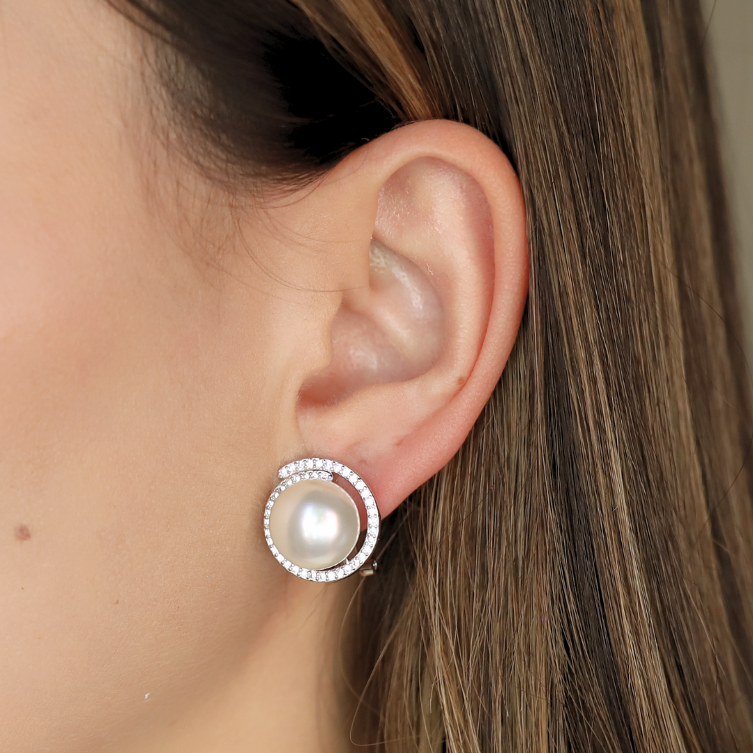 Round twirl pearl studs