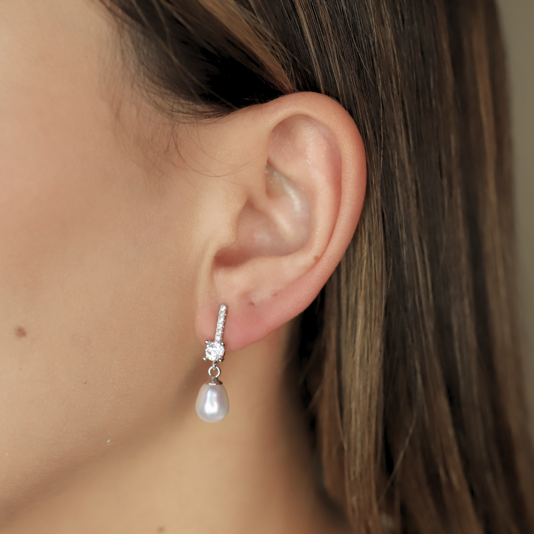 Line drop pearl earrings