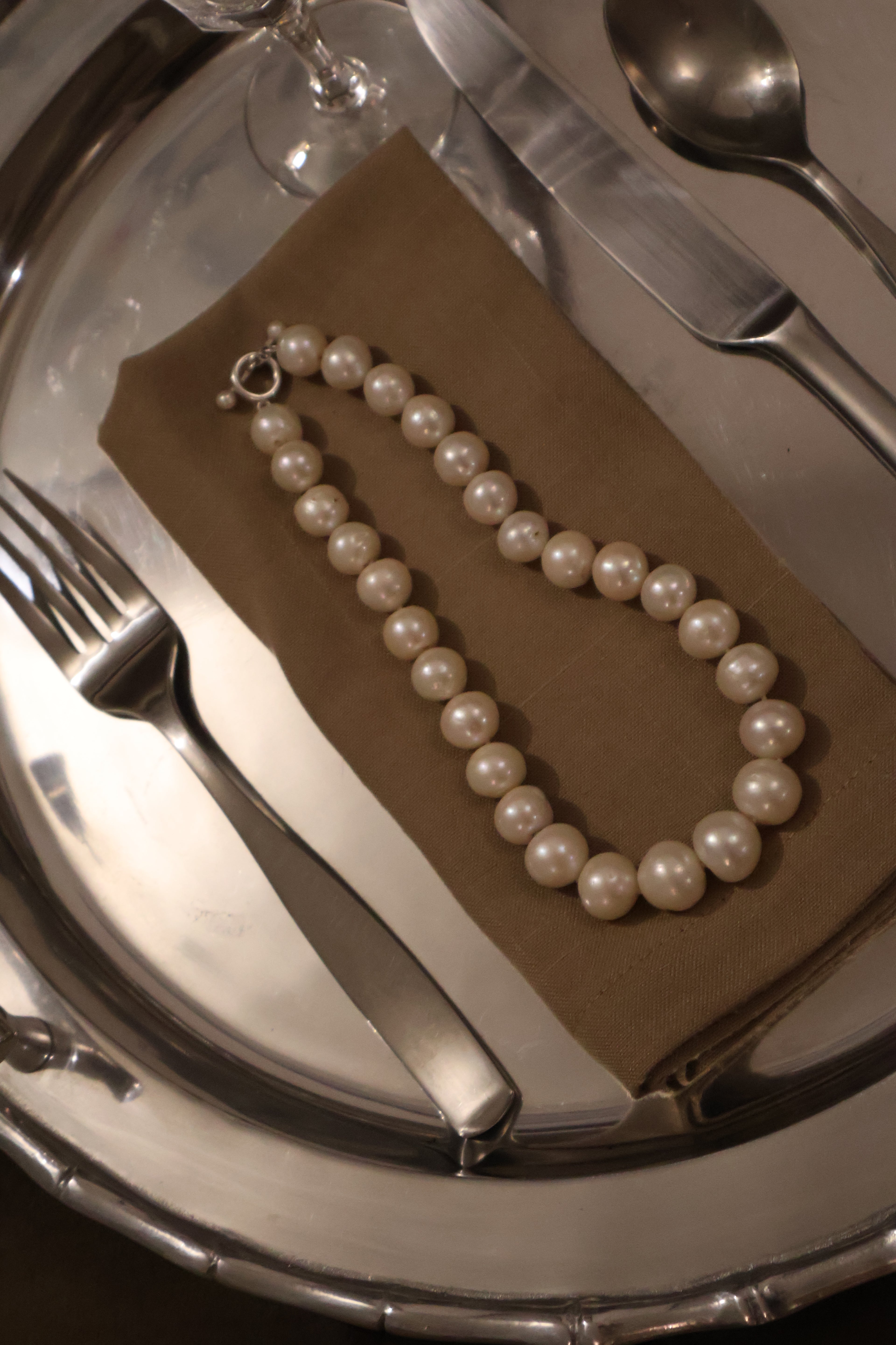 White chunky pearl choker