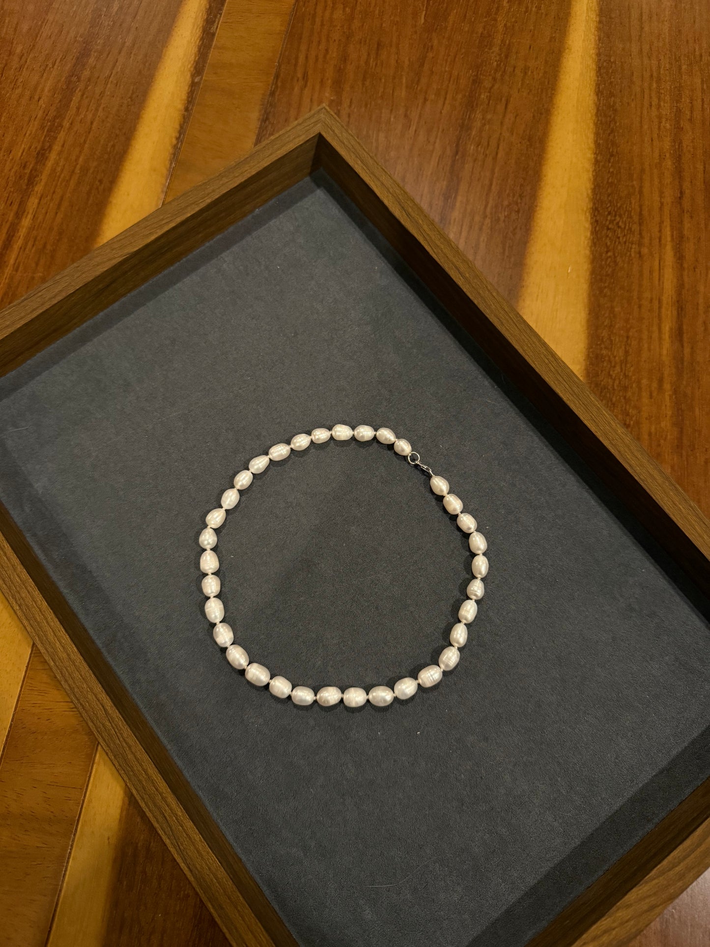 Oval pearl choker
