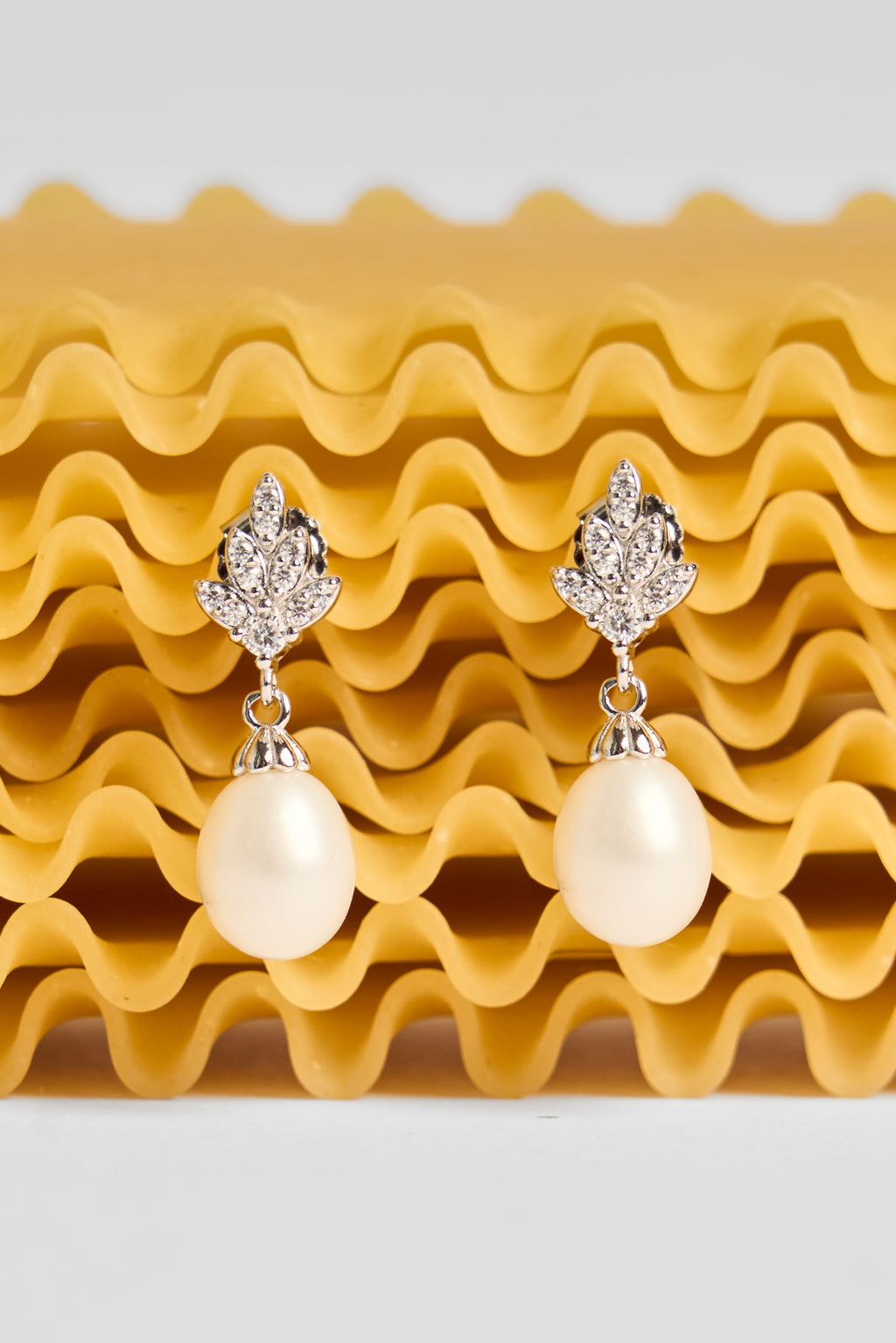 Leaf pearl drop earring