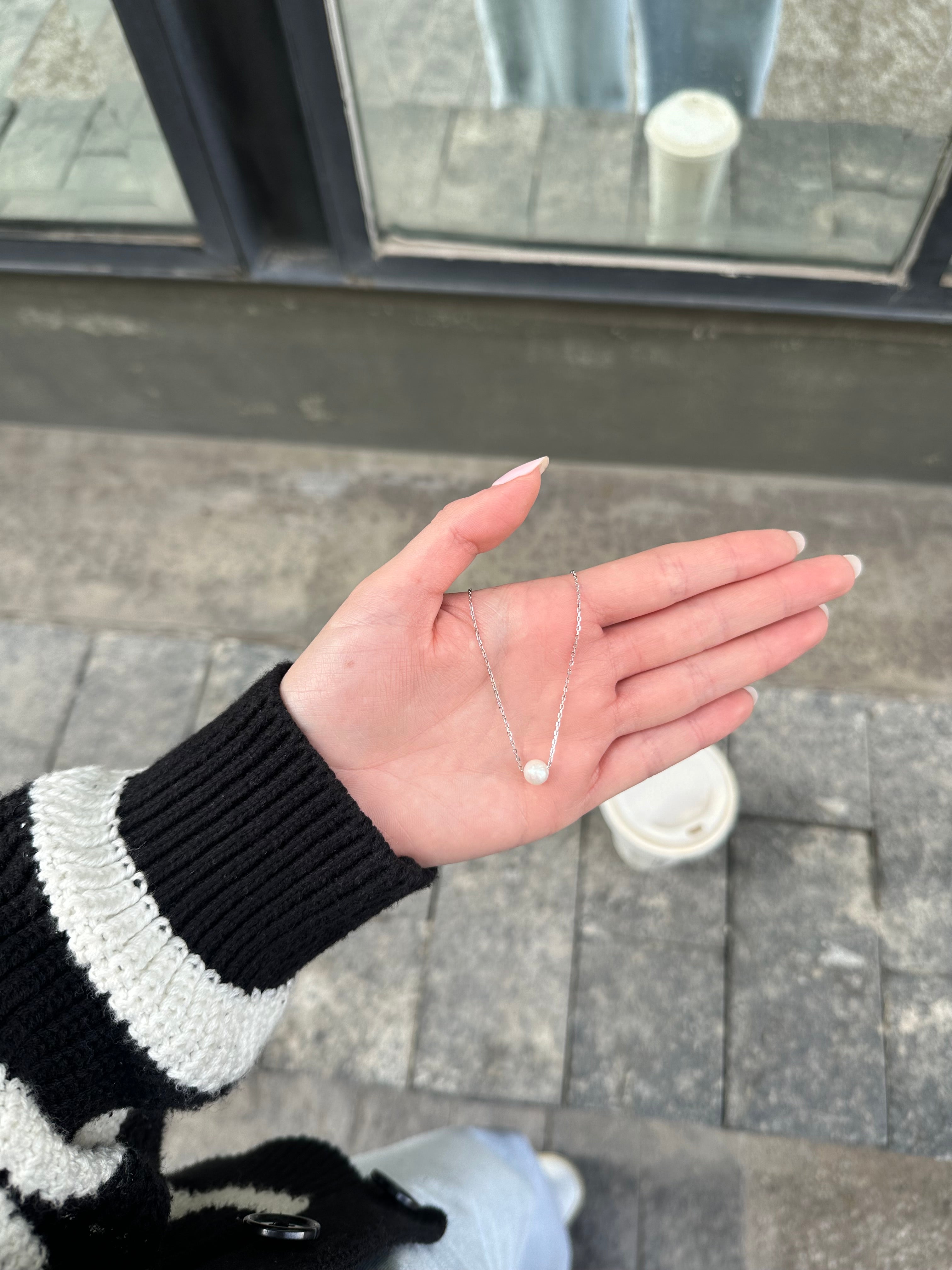 Solitaire pearl necklace