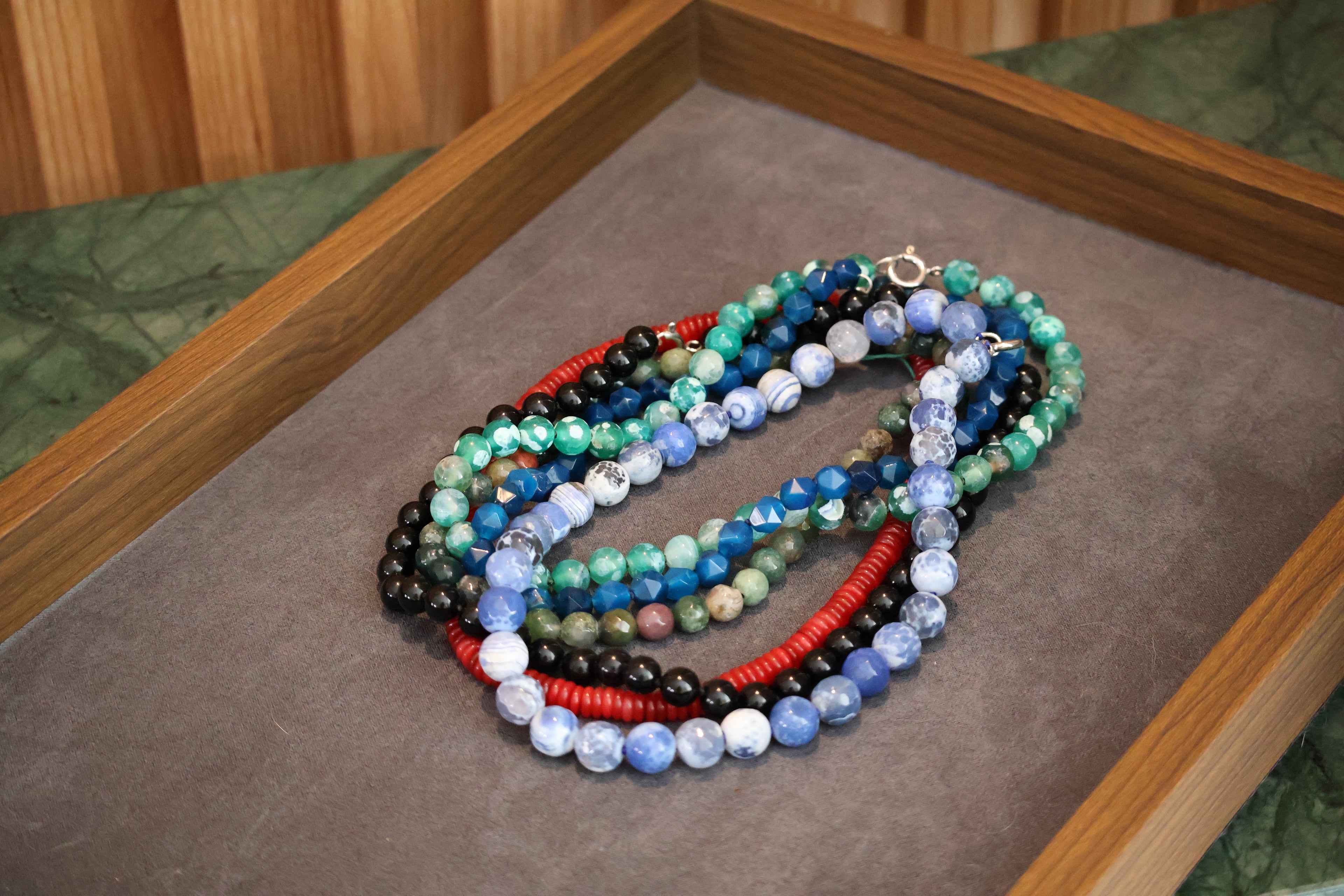 Blue and white ágatha choker